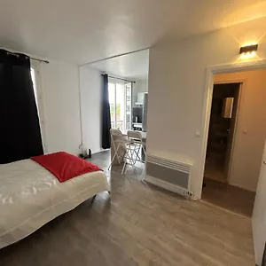 https://apt-studio-tres-lumineux-et-equipee-en-pleine-avenue.fr-paris.fr